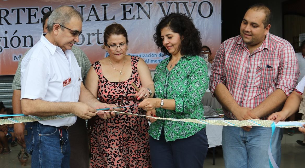 Autoridades de Jocotán participan en inauguración de mercado de artesanías. (Foto Prensa Libre: Edwin Paxtor)