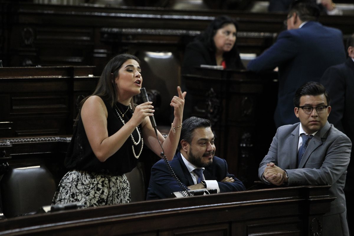 La presidenta de la Comisión de Derechos Humanos, Patricia Sandoval, informa al pleno sobre la terna que se eligió, de la cual deben seleccionar al próximo procurador. (Foto Prensa Libre: Hemeroteca PL)