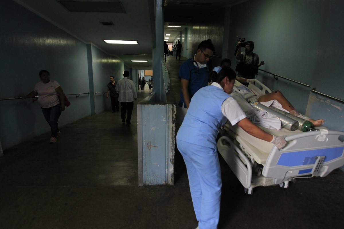 Un paciente es trasladado por la rampa luego de que se decidiera la suspensión del servicio de  ascensores por el alto riesgo para usuarios como para el  personal. (Foto Prensa Libre: Carlos Hernández)