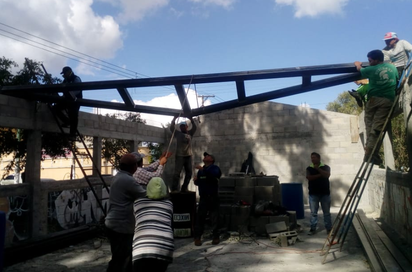 Construcción de las aulas del CEM donde funcionará provisionalmente la extensión universitaria. (Foto Prensa Libre: Comuna de Mixco).
