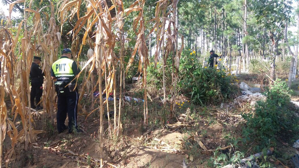 Agentes policiales resguardan cadáveres localizados en Sumpango, Sacatepéquez. (Foto Prensa Libre: Víctor Chamalé)