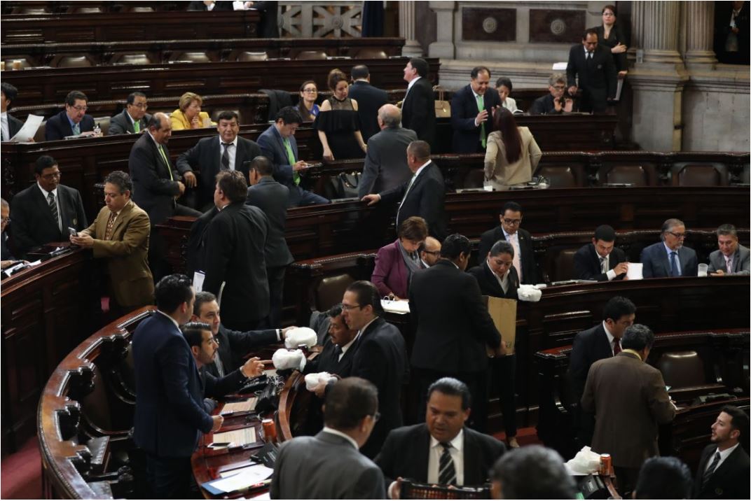 Congresistas se toman un tiempo para la refacción. (Foto Prensa Libre: Esbin García)
