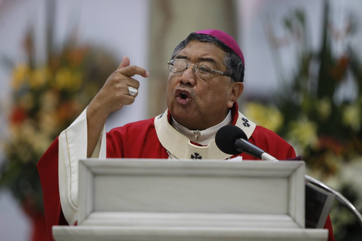 El Arzobispo Óscar Vian brindó declaraciones acerca del tema de Belice y otros, después de celebrar la misa en la Catedral Metropolitana. (Foto Prensa Libre: Paulo Raquec)