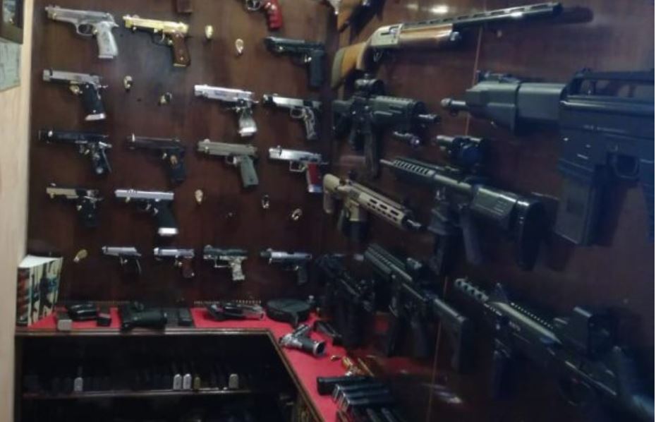 Estas armas fueron encontradas durante operativo para capturar a cuatro supuestos secuestradores en Santiago Sacatepéquez, Sacatepéquez. (Foto Prensa Libre: Cortesía)