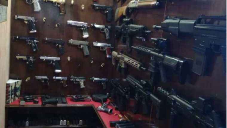 Estas armas fueron encontradas durante operativo para capturar a cuatro supuestos secuestradores en Santiago Sacatepéquez, Sacatepéquez. (Foto Prensa Libre: Cortesía)