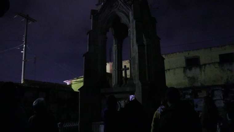 El recorrido nocturno inicia a las 19 y 21 horas, los participantes aprovechan para tomar fotografías de las tumbas. (Foto Prensa Libre: María Longo)