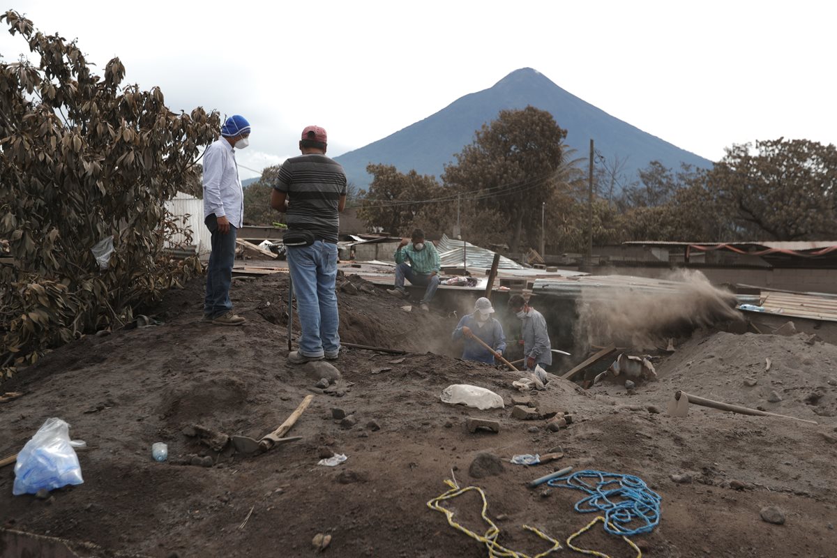 En San Miguel Los Lotes, Escuintla, hubo varios muertos y heridos cuando una correntada de lodo y lava sepultó viviendas. (Foto Prensa Libre: Enrique Paredes)