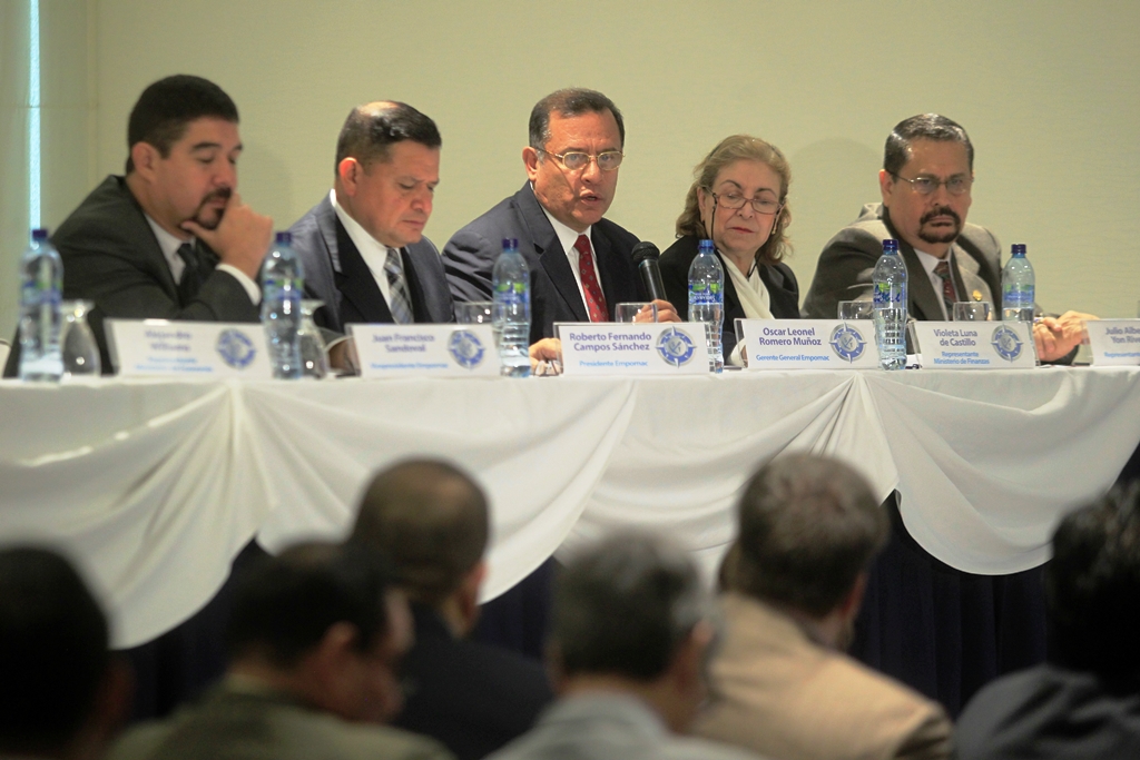 La Junta Directiva, de la Portuaria Santo Tomás de Castilla, presenta el informe. (Foto Prensa Libre: Edwin Bercián)