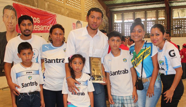 JJ Paredes celebra el “Hexa” con su familia y paisanos en Petén