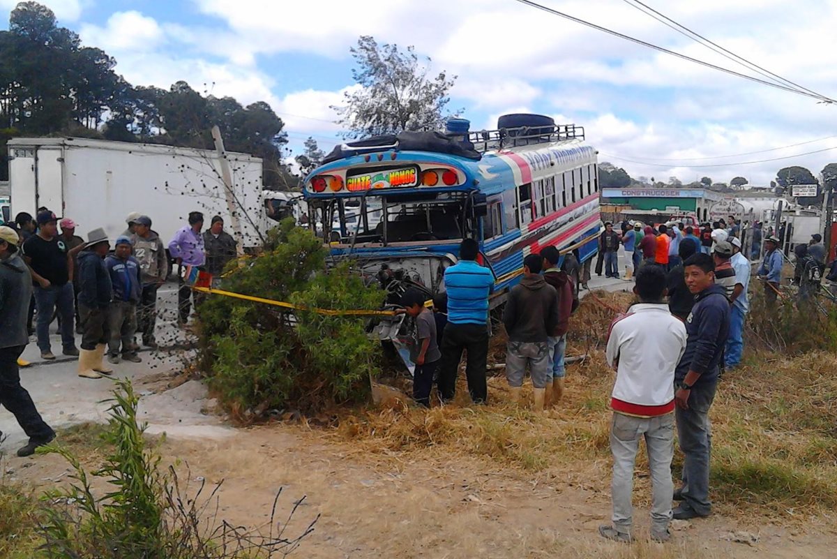 Autobús accidentado en el km 77 de la ruta Interamericana. (Foto Prensa Libre: José Rosales)