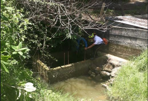Los Bomberos Voluntarios rescatan a uno de los menores que cayó en una poza de agua, en Las Venturas, Estancia de San Martín, San Martín Jilotepeque, Chimaltenango. (Foto Prensa Libre: Cortesía CVB de San Martín Jilotepeque)