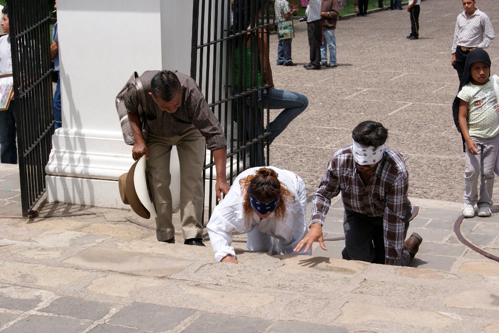 Dos feligreses llegan de rodillas a la Basílica de Esquipulas para venerar al Cristo Negro. (Foto Prensa Libre: Hemeroteca PL).