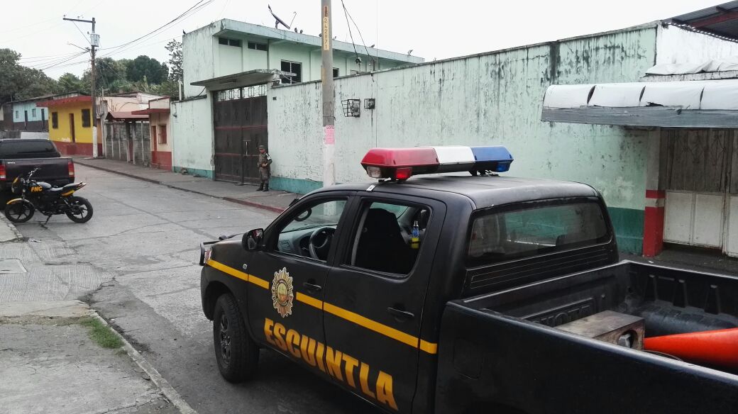 Agentes de la PNC recaban evidencias en el predio de los Transportes Esmeralda, en Santa Lucía Cotzumalguapa. (Foto Prensa Libre: Carlos E. Paredes)