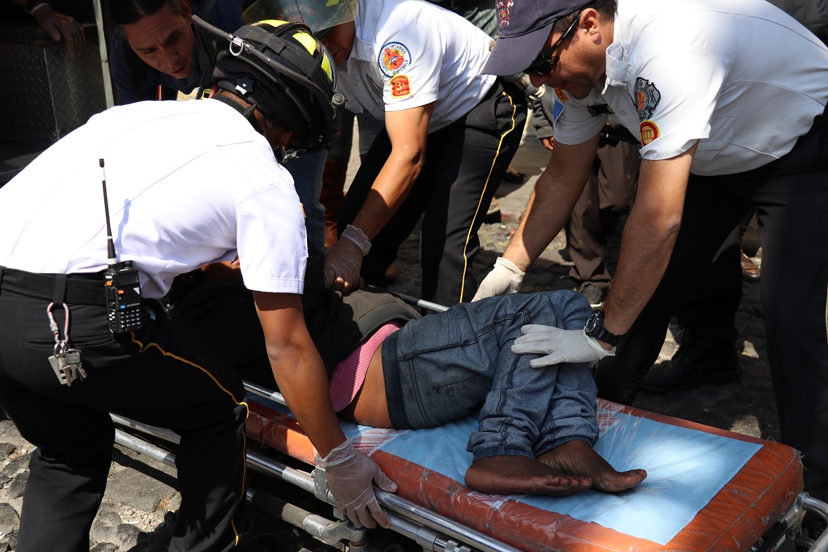 La mujer en situación de calle fue trasladada a un hospital en la capital. Padecía esquizofrenia y tenía un problema de la columna. (Foto Prensa Libre: Julio Sicán)