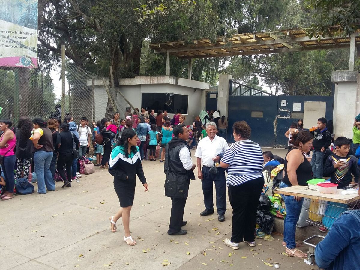 Familiares de reclusos esperan información afuera del centro carcelario Pavón. (Foto Prensa Libre: Edwin Bercián)