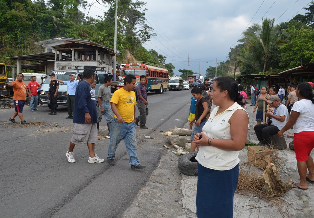 Pobladores del cantón Las Conchas, San Felipe, Retalhuleu, bloquean ruta al suroccidente. (Foto Prensa Libre: Jorge Tizol).