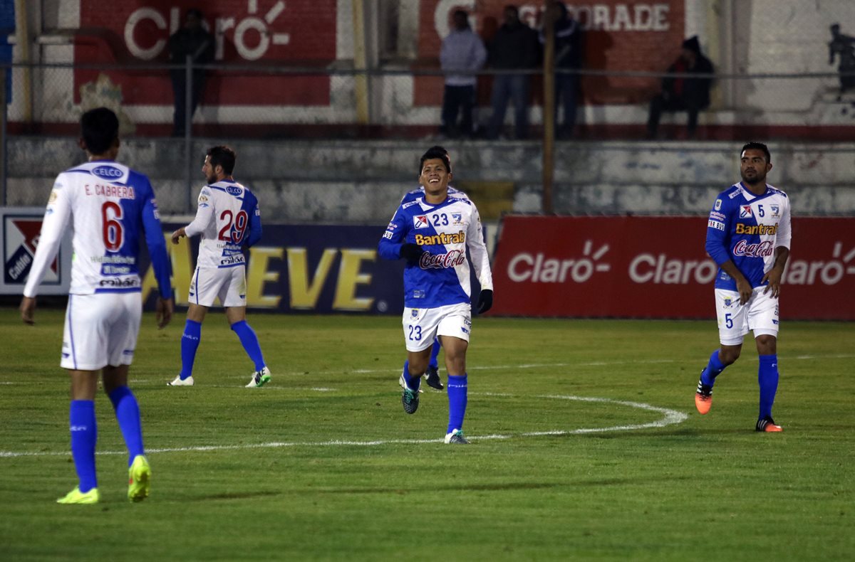 Víctor Armas (centro), se encargó de anotar el único gol con el cual Suchitepéquez venció 0-1 a Xelajú MC. (Foto Prensa Libre: Carlos Ventura).