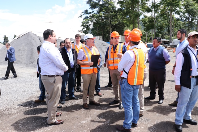 El presdiente Jimmy Morales, junto a otras autoridades de gobierno y municipales, visitó la construcción del libramiento vehicular en Chimaltenango. (Foto Prensa Libre: Víctor Chamalé)