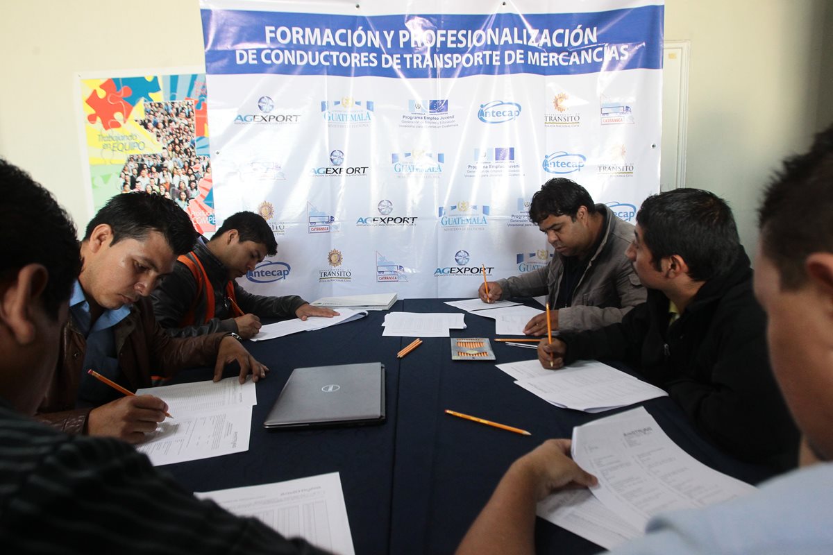 La primera fase para ser seleccionados consistió en una entrevista y pruebas psicológicas. (Foto Prensa Libre: Alvaro Interiano)