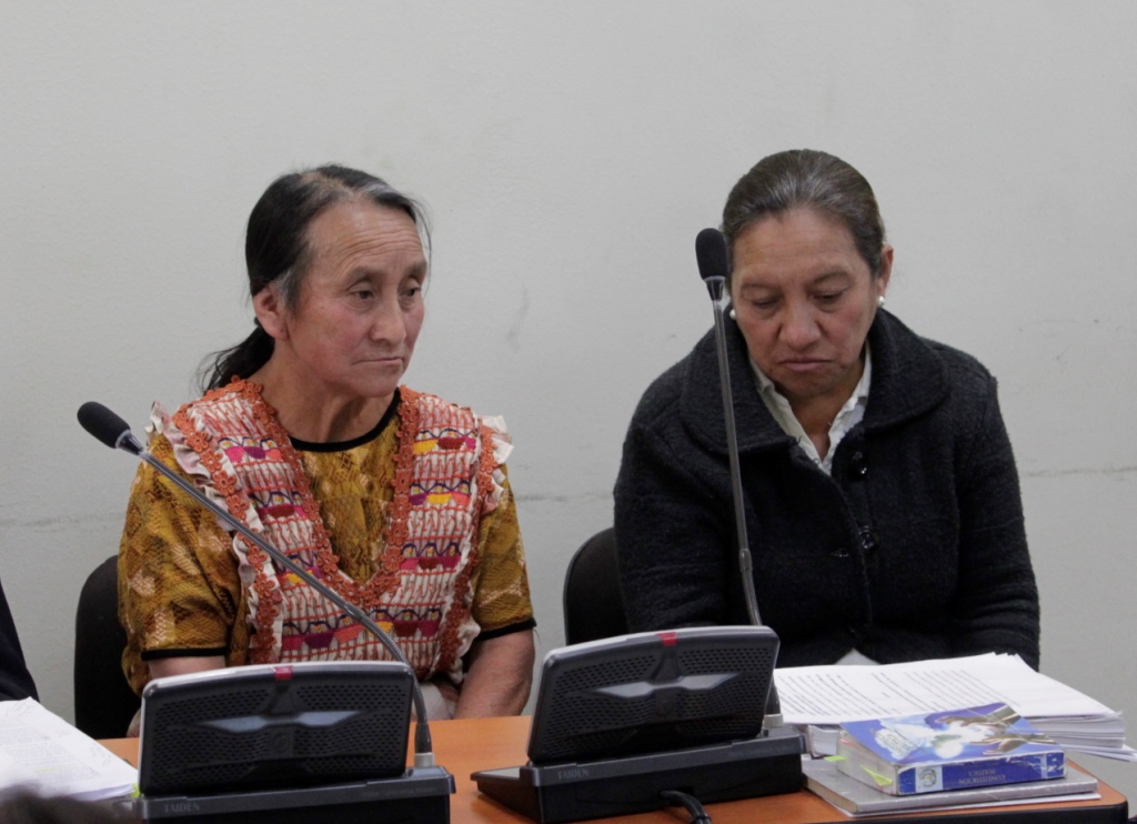 Fabiana Menchú Hernández y Carolina Cabrera Estrada recibieron un criterio de oportunidad en el juzgado de Xela. (Foto Prensa Libre: María Longo)