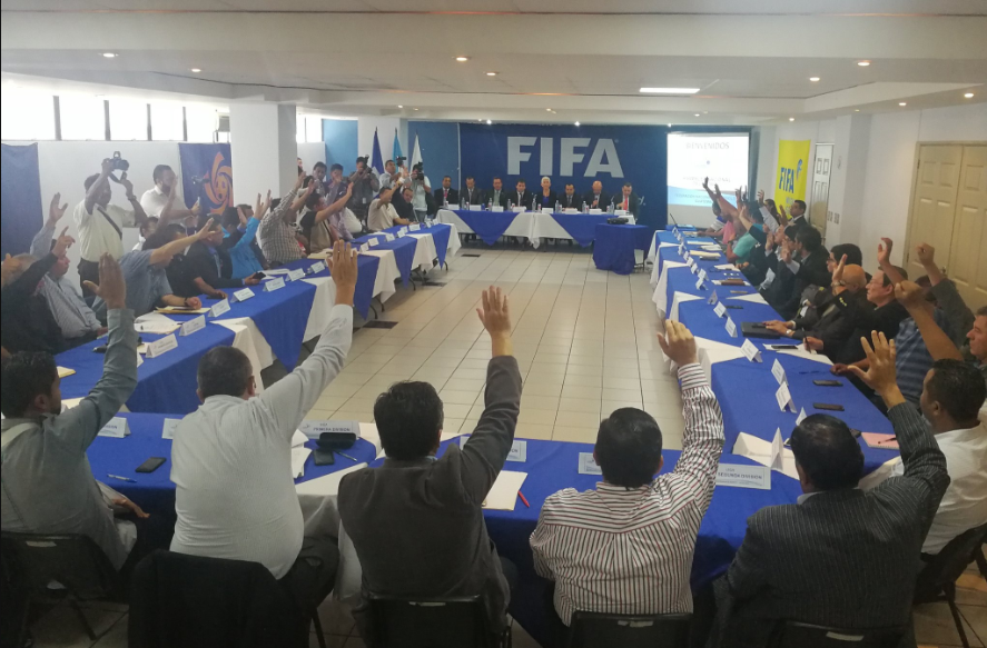 La Asamblea del Futbol aprobó los nuevos estatutos para la Federación Nacional de Futbol. (Foto Prensa Libre: Edwin Fajardo)