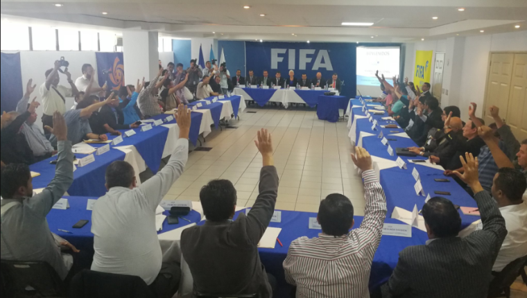 La Asamblea del Futbol aprobó los nuevos estatutos para la Federación Nacional de Futbol. (Foto Prensa Libre: Edwin Fajardo)