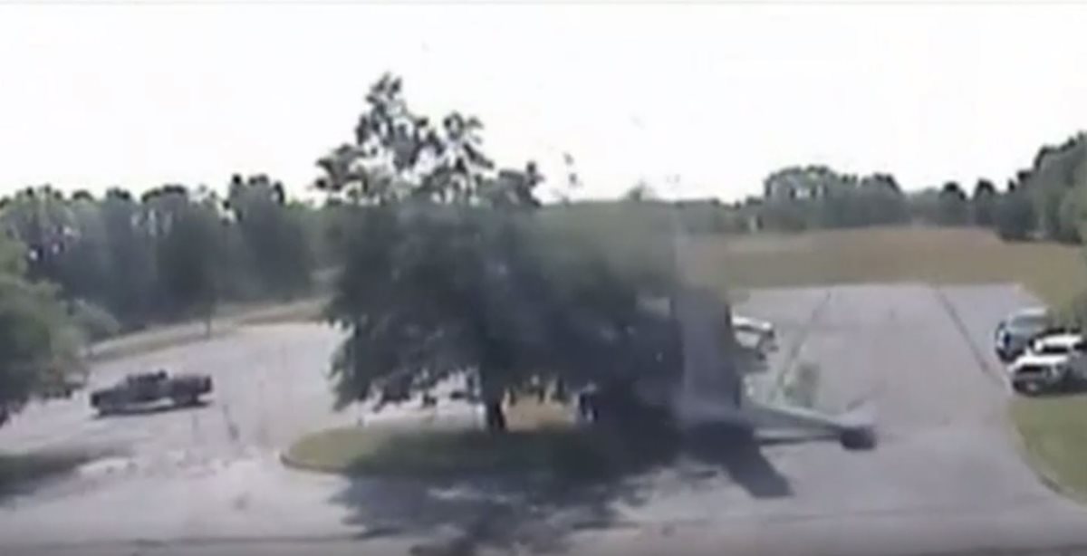 Un accidente aéreo ocurrido en un estacionamiento en Plainville, Connecticut, quedó grabado en video. BBC Mundo