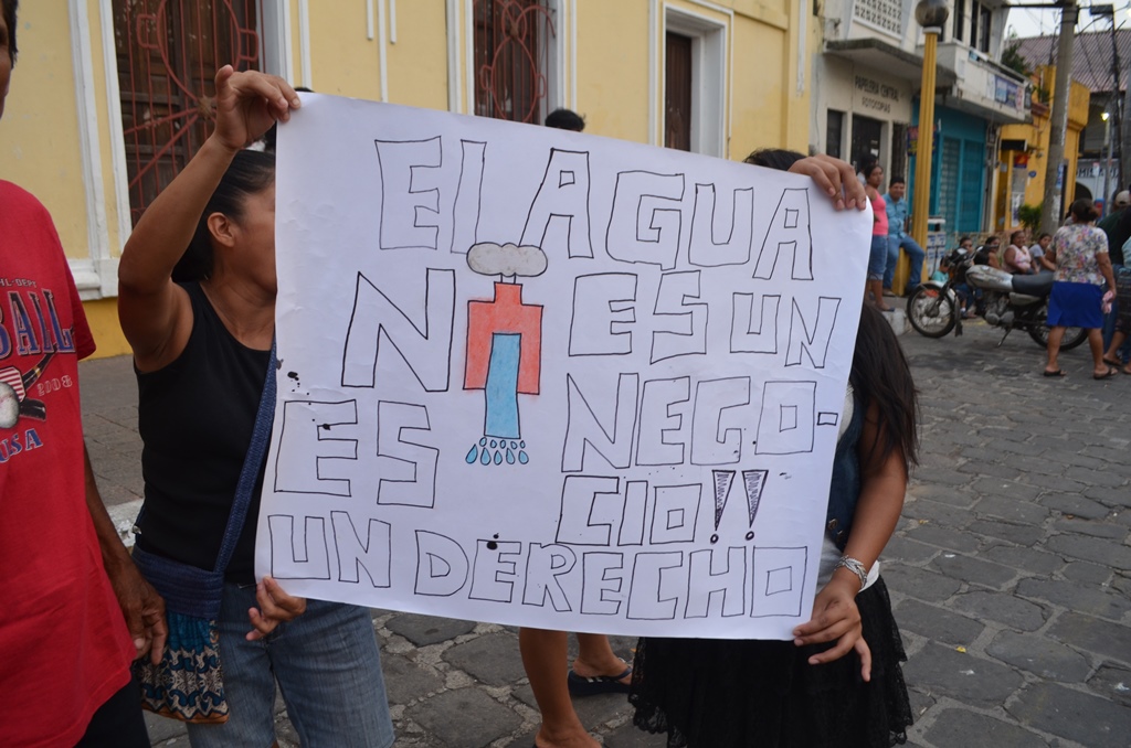 Estudiantes de la cabecera de Retalhuleu protestan por falta de agua. (Foto Prensa Libre: Jorge Tizol)