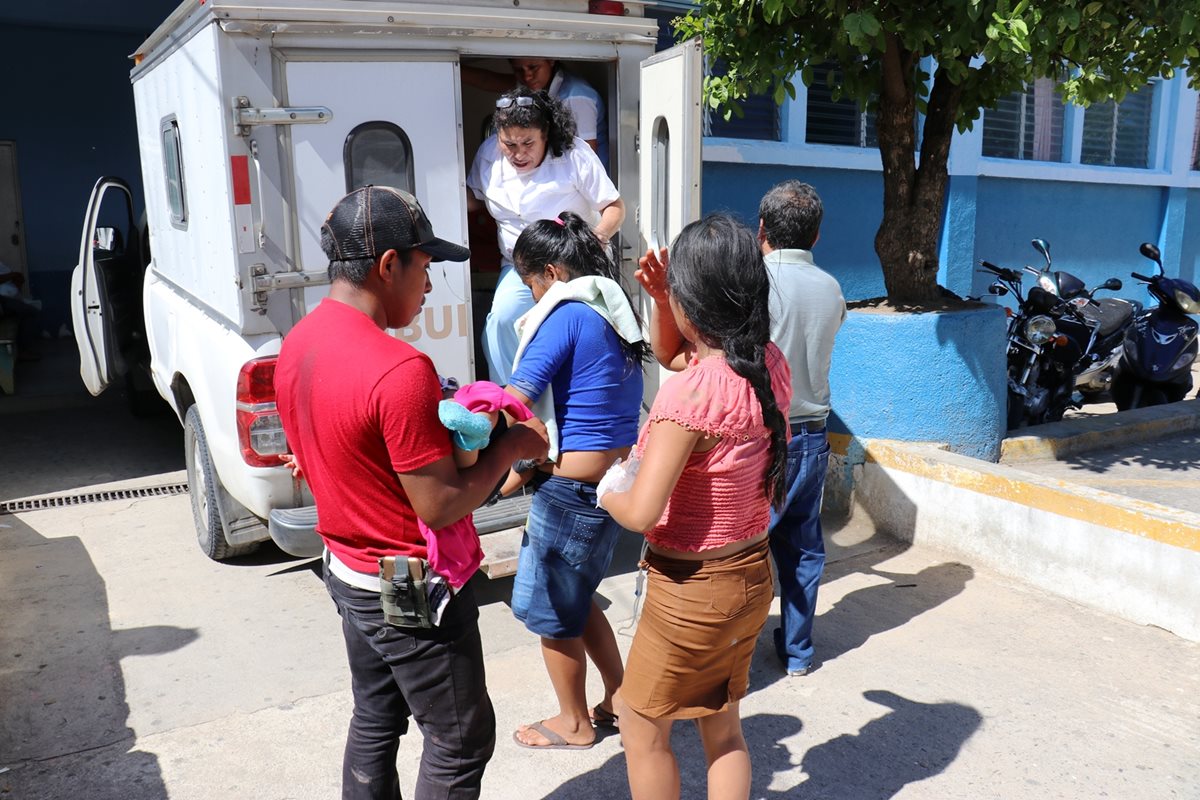 Los heridos fueron llevados al Hospital Modular de Chiquimula. (Foto Prensa Libre: Mario Morales)