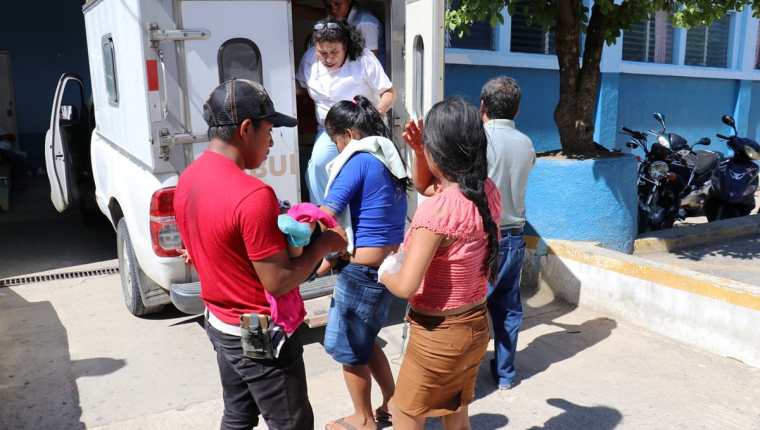 Los heridos fueron llevados al Hospital Modular de Chiquimula. (Foto Prensa Libre: Mario Morales)