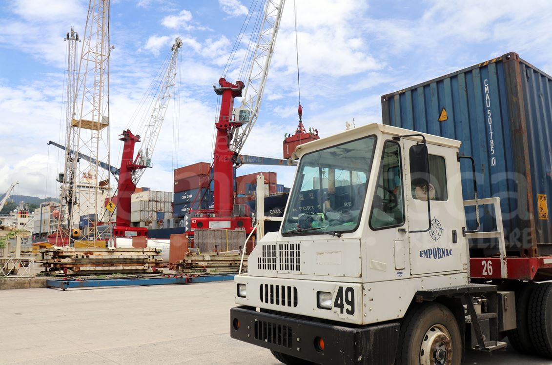 Entre las irregularidades detectadas en los puertos destacan la falta de control de la mercadería, contenedores que llevan drogas y armas. (Foto Prensa Libre: Hemeroteca PL)