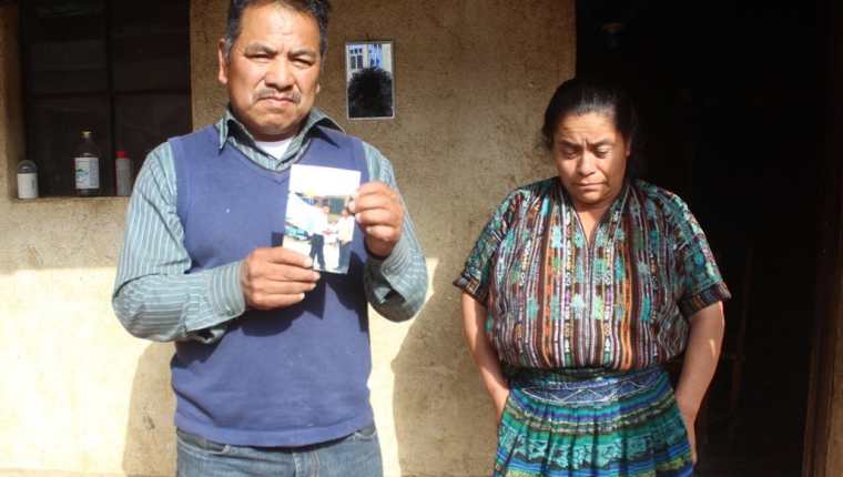 Padres de Adolfo Churunel piden apoyo para repatriar el cuerpo de su hijo, quien murió en México. (Foto Prensa Libre: Ángel Julajuj)