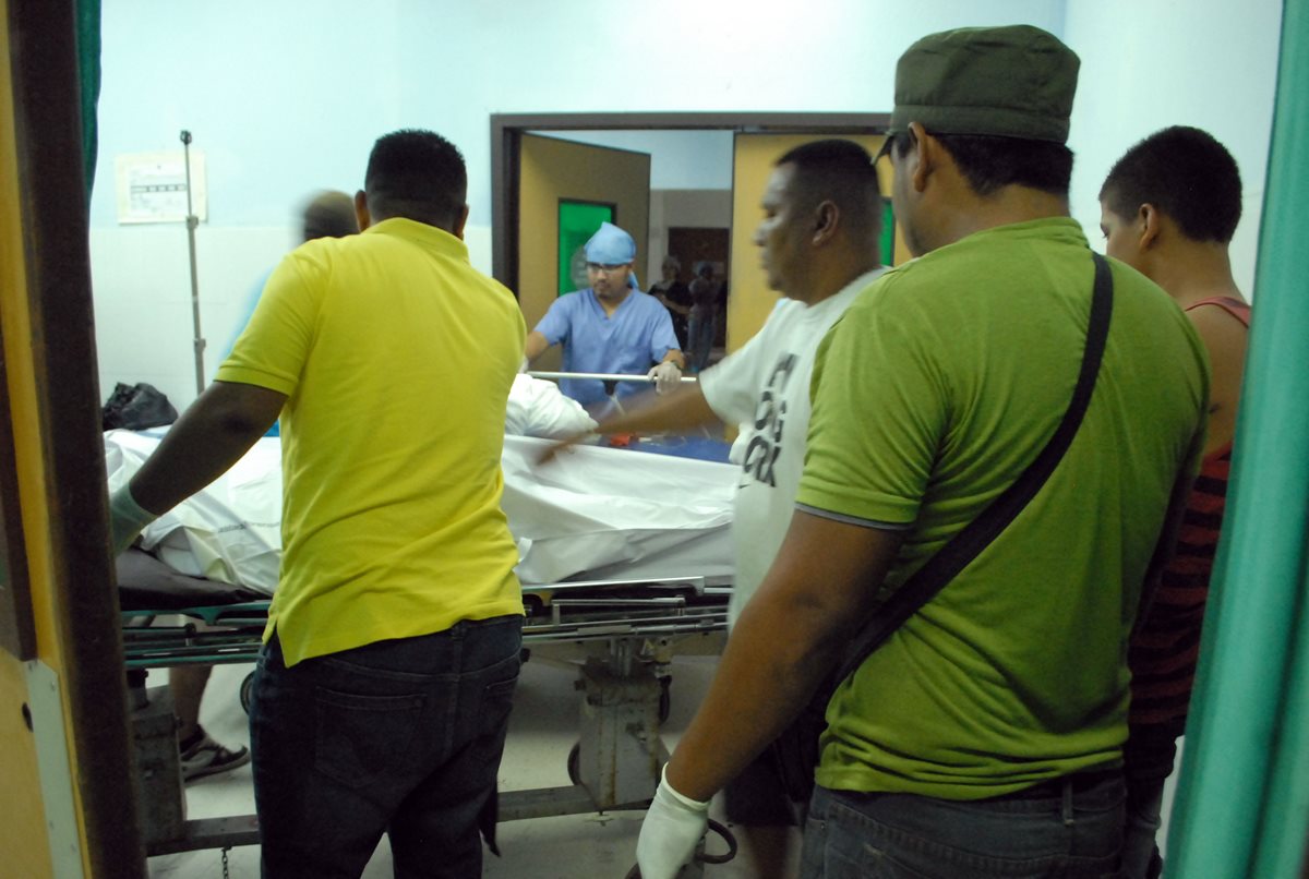 El cadáver de Allan Rosa es llevado a la morgue de Guastatoya, luego de haber fallecido por heridas de bala. (Foto Prensa Libre: Hugo Oliva)