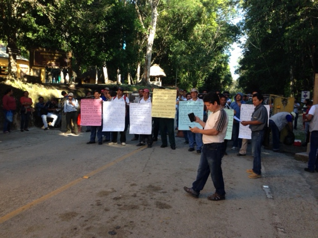 Empleados del parque Tikal se manifiestan para que las autoridades correspondientes escuchen su demanda. (Foto Prensa Libre).