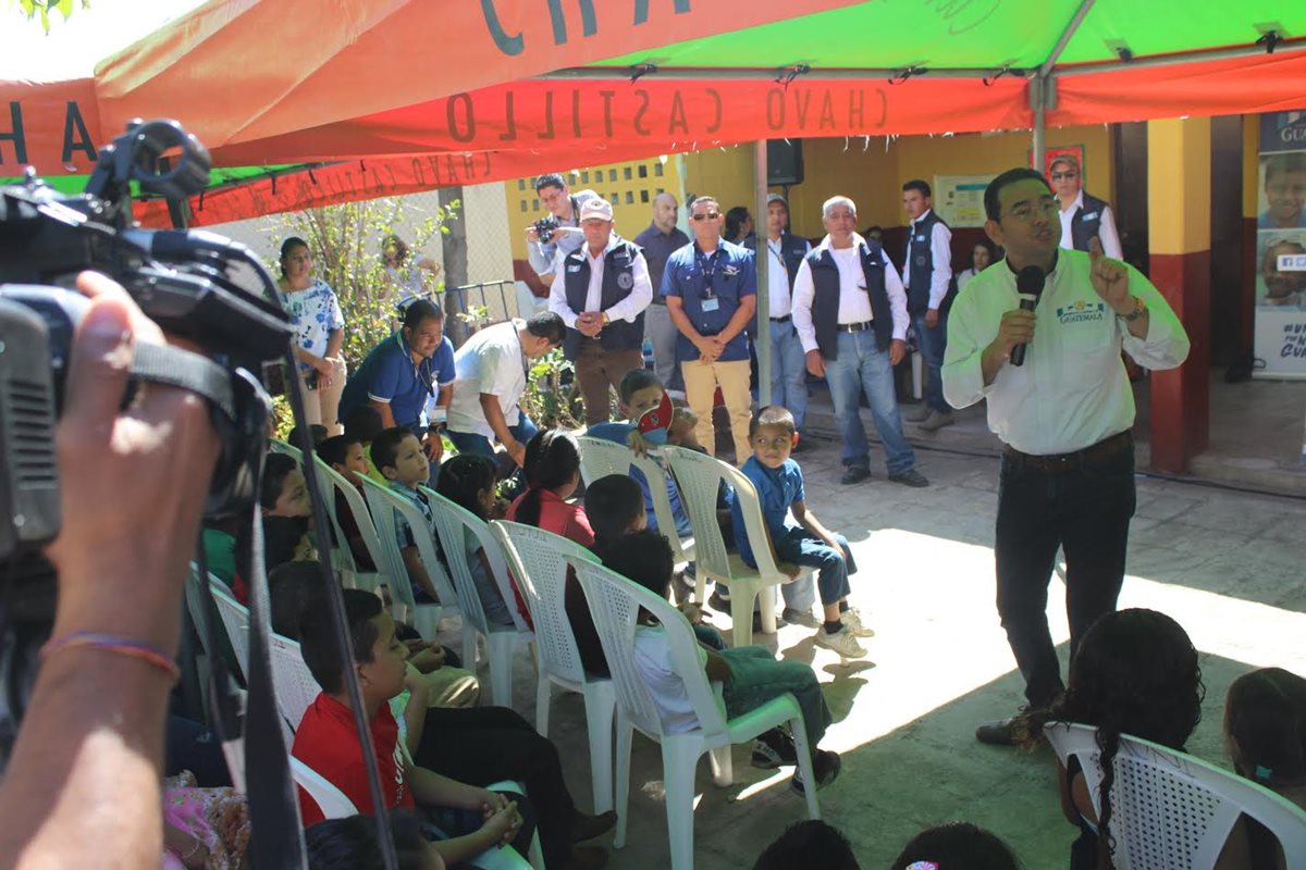 El presidente Jimmy Morales visitó la Escuela Oficial Rural de Las Impresiones, en la cabecera de Jutiapa. (Foto Prensa Libre: Óscar González)
