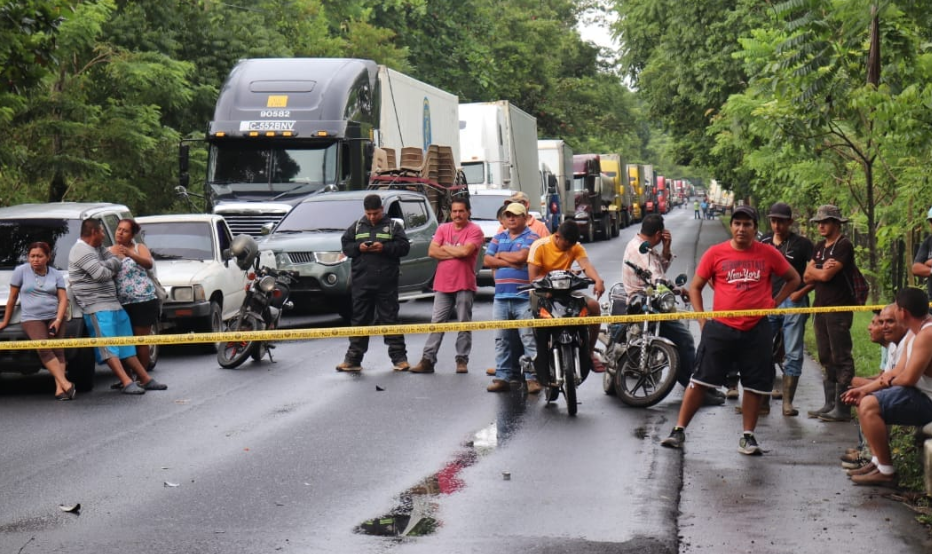 Larga fila de vehículos en el kilómetro 237 ruta al atlántico, en Morales, debido a accidente. (Foto Prensa Libre: Dony Stewart).
