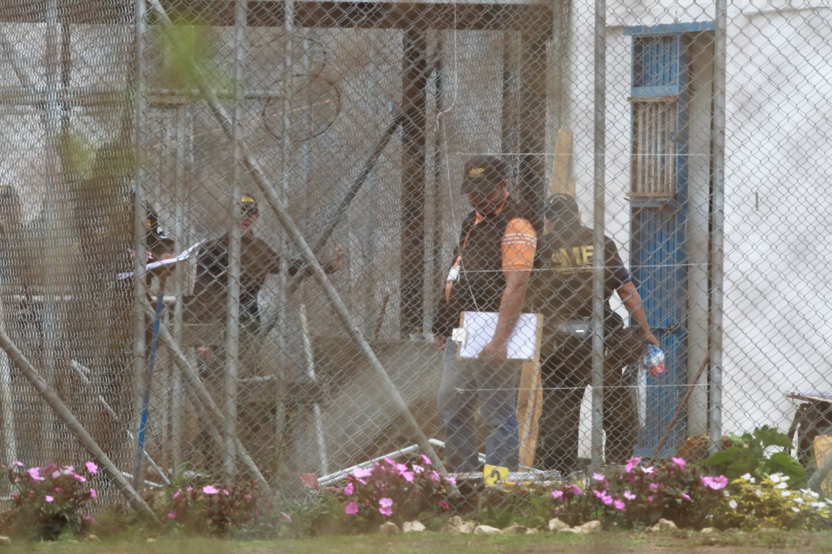 Agentes  de la PNC inspeccionan un área de masajes y baños relajantes que funcionaba en el interior del centro carcelario. (Foto Prensa Libre: Estuardo Paredes)