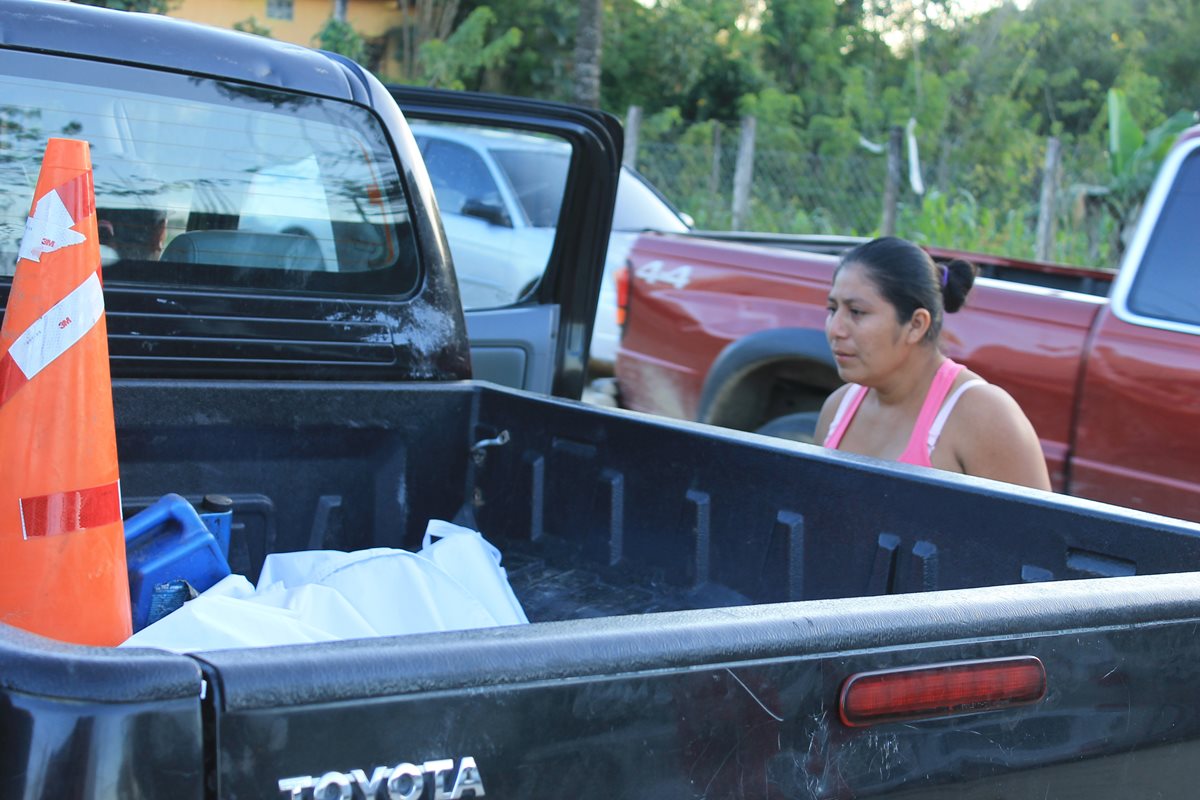 Rosalvina Romero ve el cadáver de su esposo llegar a la morgue del Instituto Nacional de Ciencias Forenses. (Prensa Libre: Walfredo Obando)