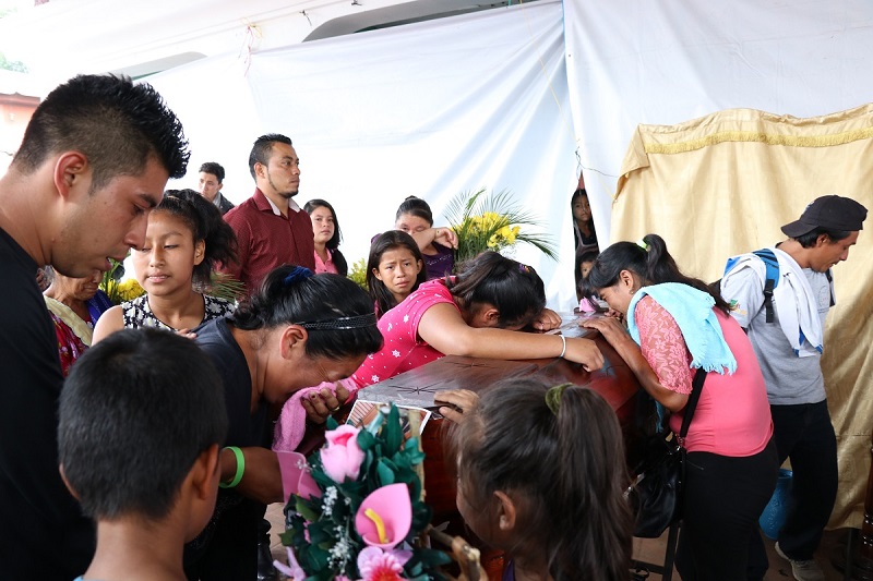 Familiares lloran sobre el féretro de Jaky Paola, en el altar improvisado del parque central de San Juan Alotenango. (Foto Prensa Libre: Julio Sicán)