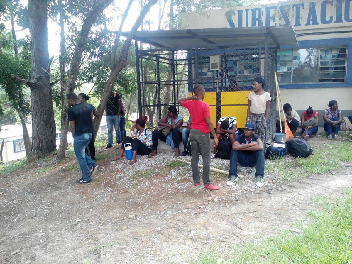 Africanos indocumentados permanecen en un albergue habilitado por autoridades de Migración, en Chiquimula. (Foto Prensa Libre: PNC)