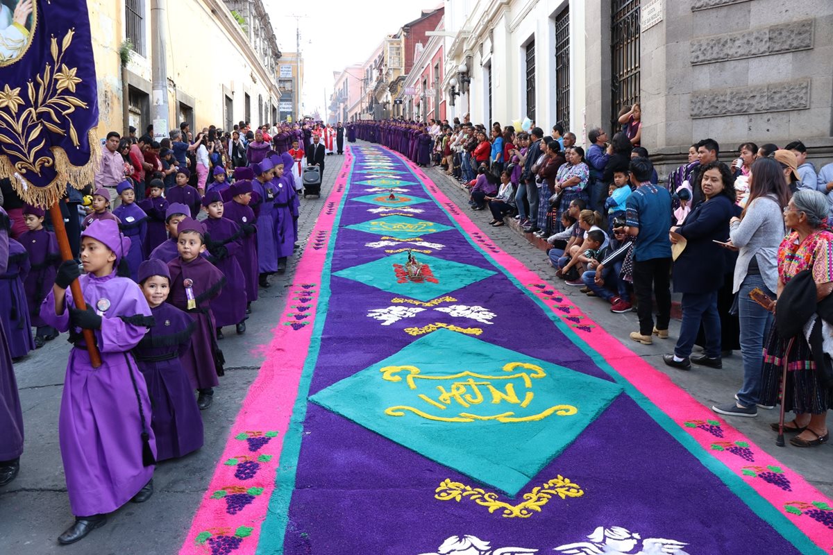 Niños participaron en la procesión de Jesús Nazareno de San Juan de Dios que recorrió la 12 avenida, zona 1, en donde fieles hicieron una alfombra especial. (Foto Prensa Libre: María José Longo)