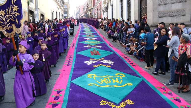 Niños participaron en la procesión de Jesús Nazareno de San Juan de Dios que recorrió la 12 avenida, zona 1, en donde fieles hicieron una alfombra especial. (Foto Prensa Libre: María José Longo)