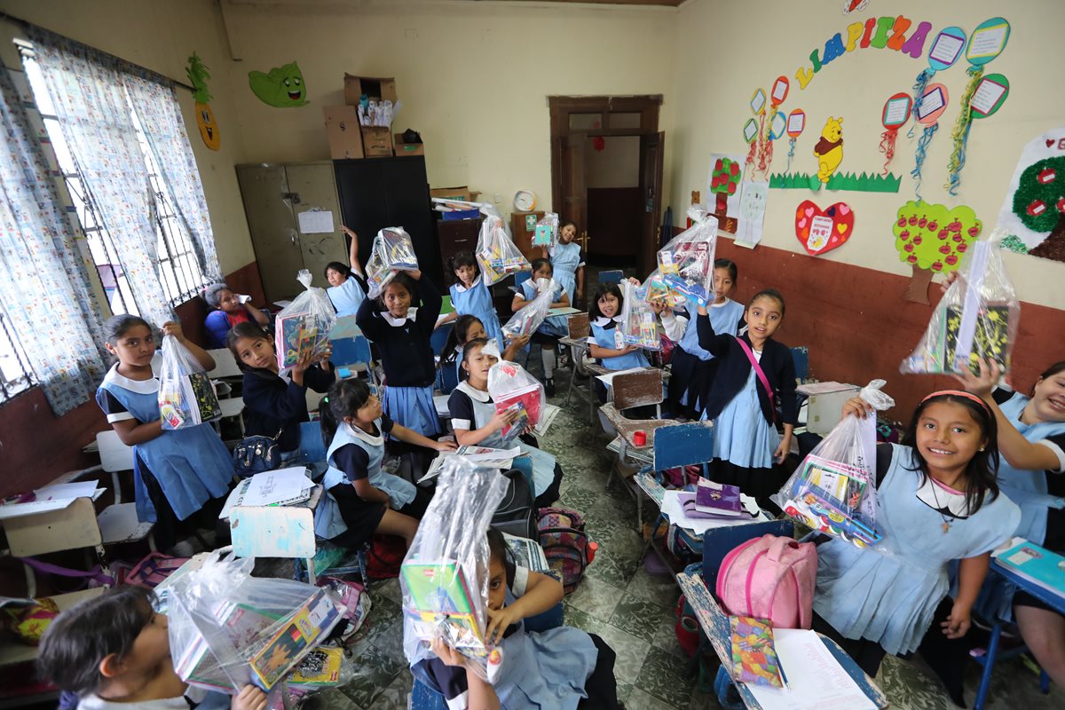 Maestros y estudiantes recibieron ayer bolsas de útiles e insumos , aunque aseguran que no son suficientes para cubrir el ciclo escolar. (Foto Prensa Libre: Érick Ávila)