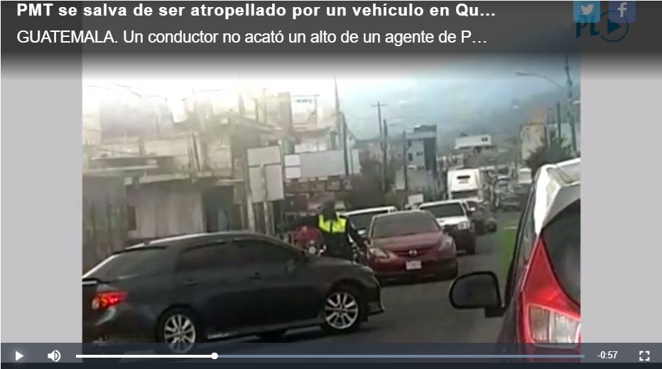 Un agente de la PMT estuvo a punto de ser arrollado por el conductor de un vehículo en la Autopista Los Altos, Quetzaltenango. (Foto Prensa Libre: Cortesía)