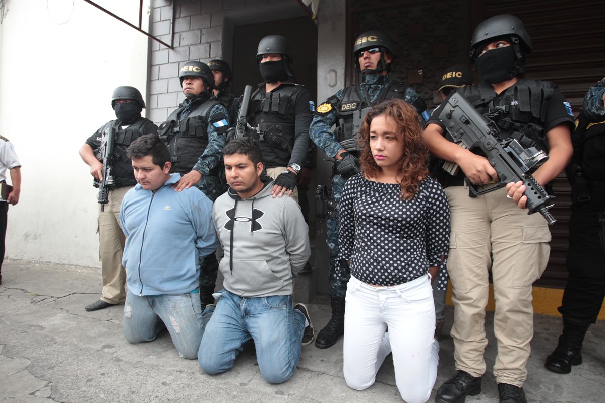 Los tres supuestos secuestradores detenidos durante el operativo de rescate del menor. (Foto Prensa Libre: Hemeroteca PL)