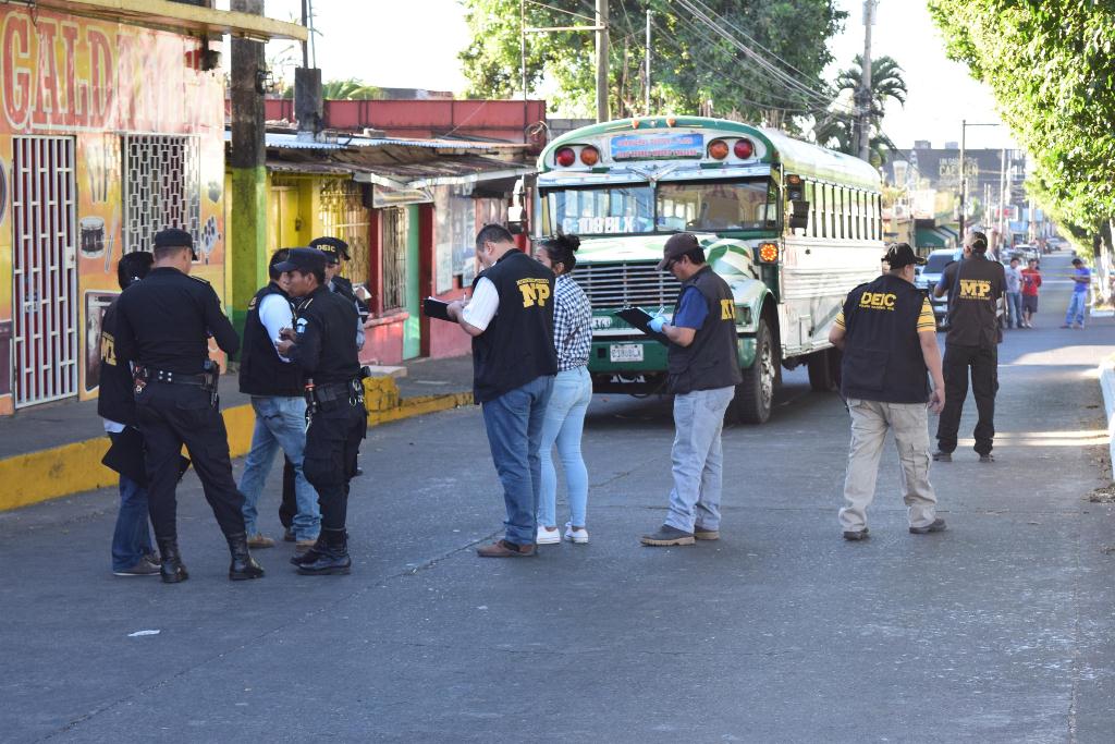 Investigadores inspeccionan lugar donde ocurrió el ataque, en Escuintla. (Foto Prensa Libre: Enrique Paredes).