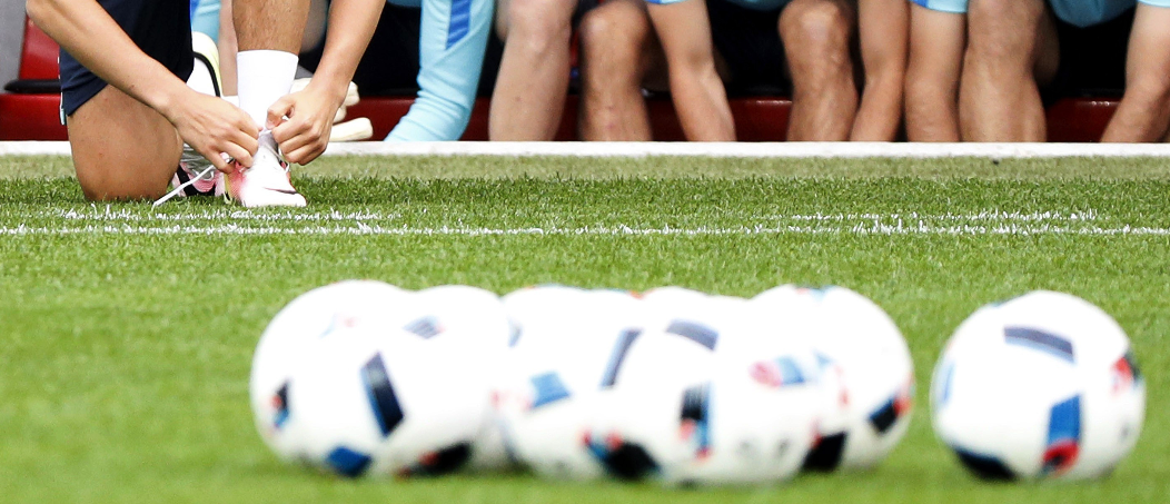 El futbol es vulnerable para las apuestas y los arreglos de partido. (Foto Prensa Libre: EFE)