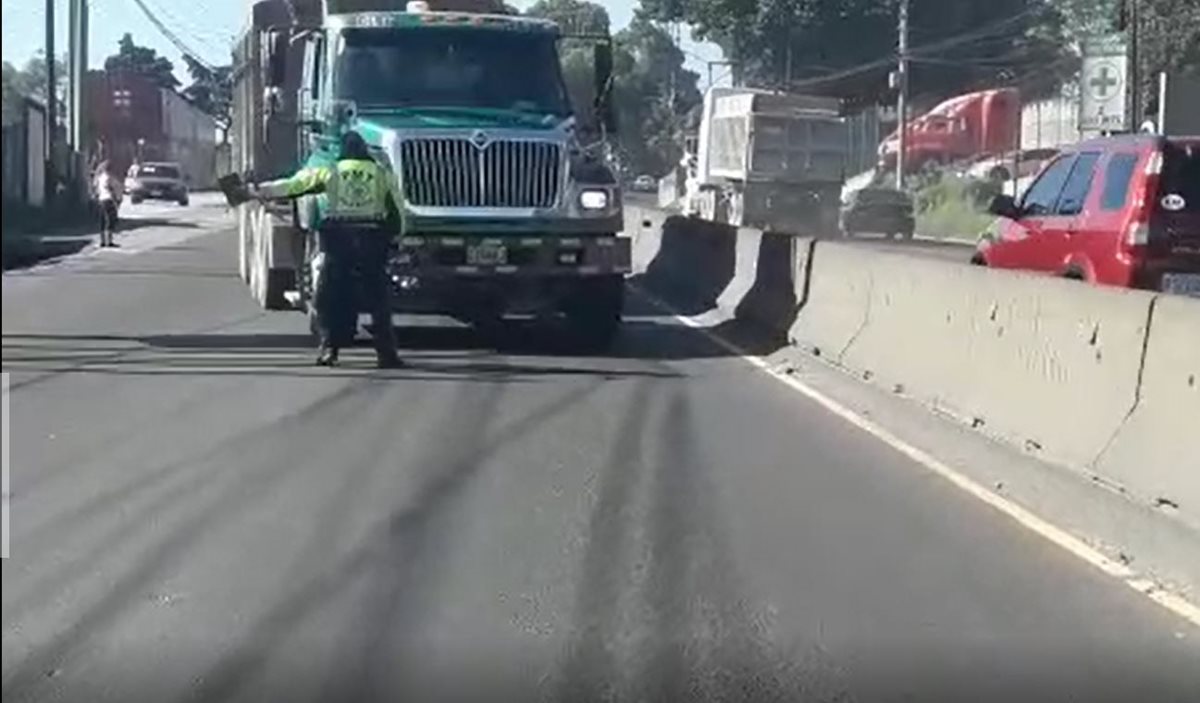 Video | Piloto de camión intenta arrollar a agentes de la PMT de Villa Nueva