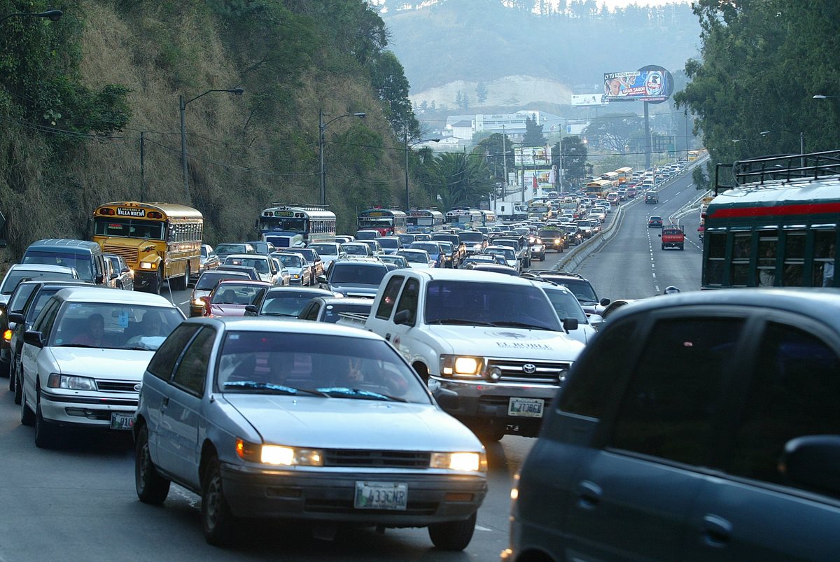 Las largas filas de vehículos sumado a la tarea diaria de llevar a los niños a la escuela elevó el nivel de estrés de los padres de familia, (Foto Prensa Libre: Hemeroteca PL)