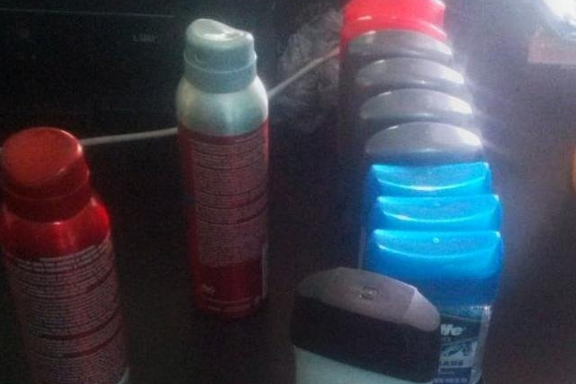 Desodorantes que les fueron decomisados a la capturada en comercio de Rabinal. (Foto Prensa Libre: PNC).